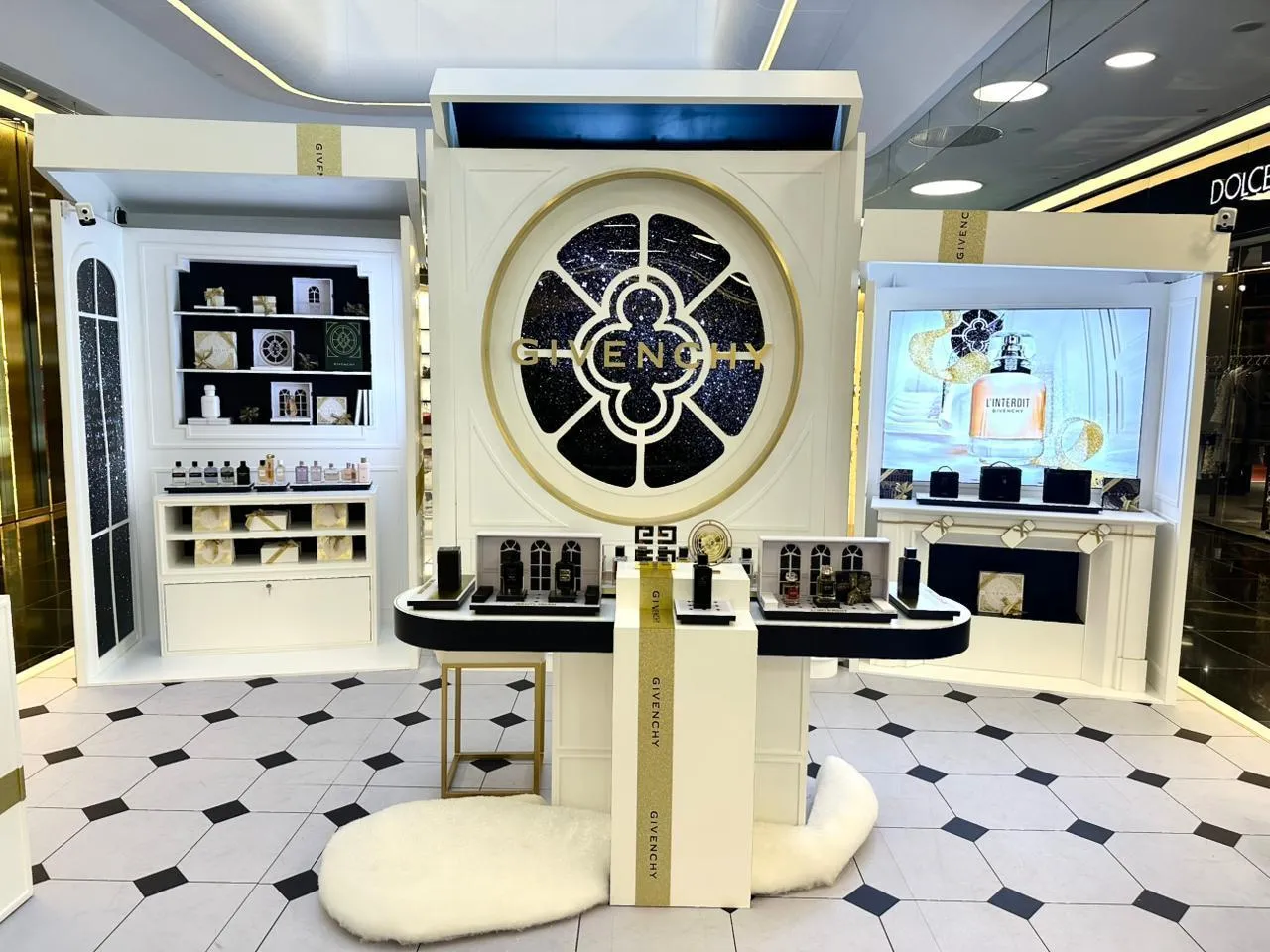 Новогодний pop-up Givenchy